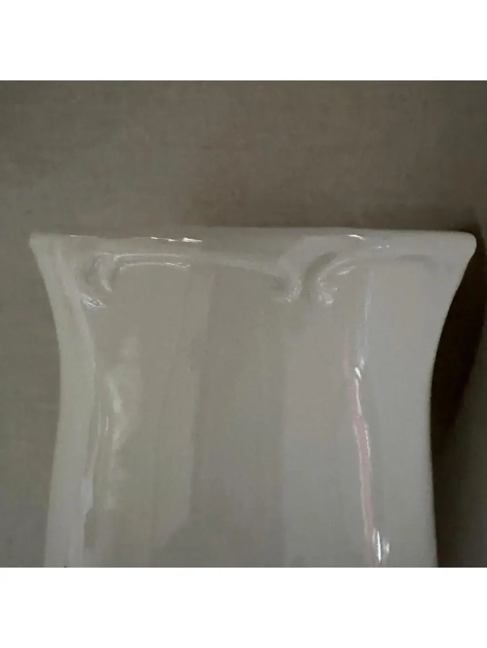 Cream ceramic toothbrush holder with text -  rim detailed edges - set of…